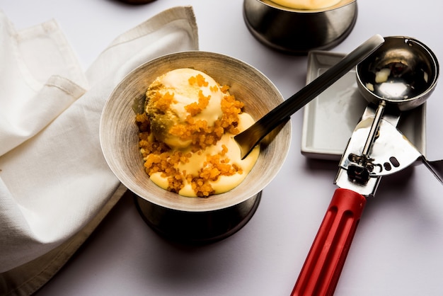 Zbliżenie gotującego dania w garnku